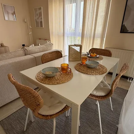 Lumos - Light Filled Retreat With Garage Parking In *