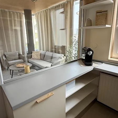 Lumos - Light Filled Retreat With Garage Parking In Apartment Pula