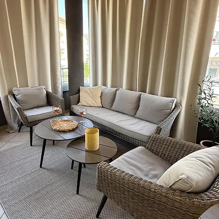 Lumos - Light Filled Retreat With Garage Parking In Appartement