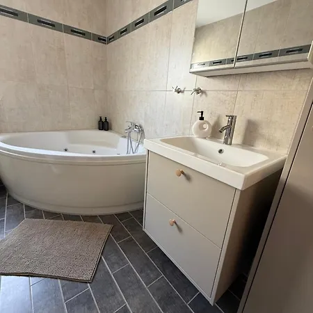 Appartement Lumos - Light Filled Retreat With Garage Parking In *