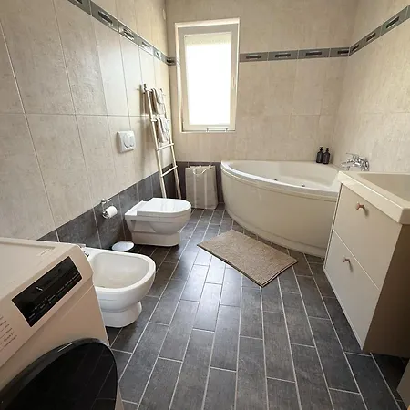 Lumos - Light Filled Retreat With Garage Parking In Pula