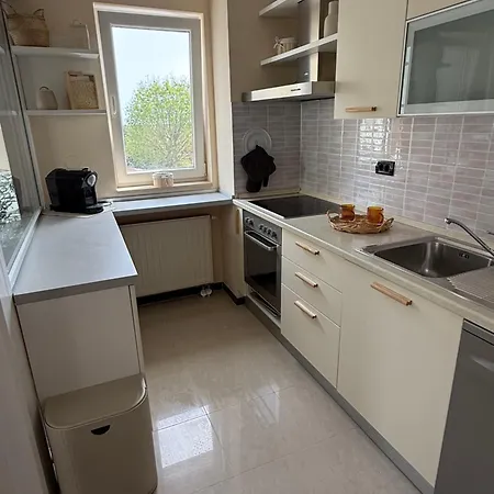 Lumos - Light Filled Retreat With Garage Parking In Apartment Pula